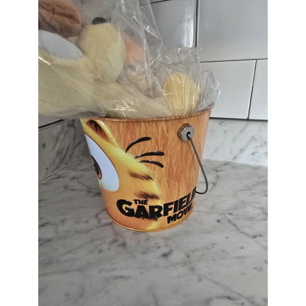 New Garfield The Movie Promo Popcorn Bucket With Garfield & Odie Plush